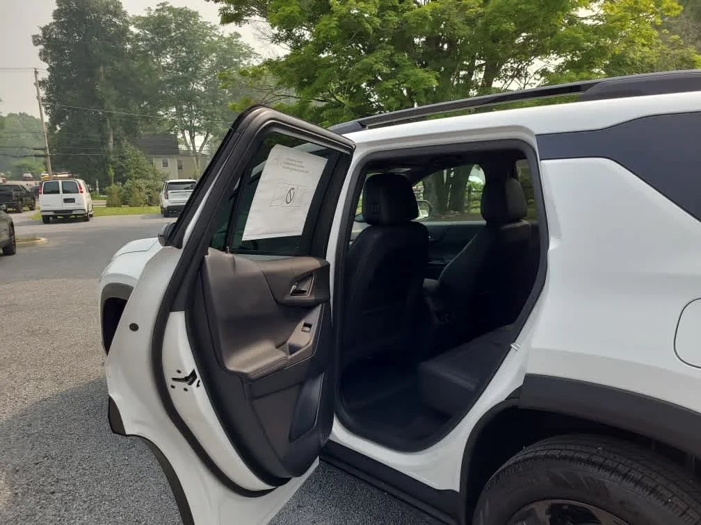 New 2027 Summit White Chevrolet LT image 9