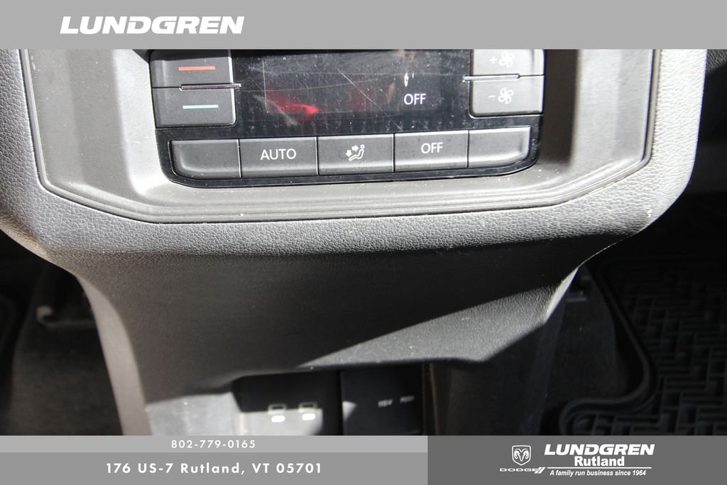 Used 2022 Black Volkswagen 3.6L V6 SE w/Technology image 46