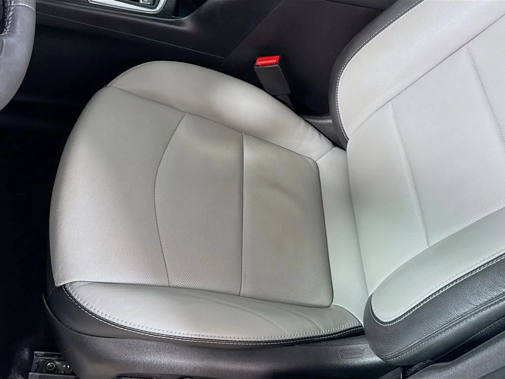 Used 2018 Iridescent Pearl Tricoat Chevrolet Premier image 18