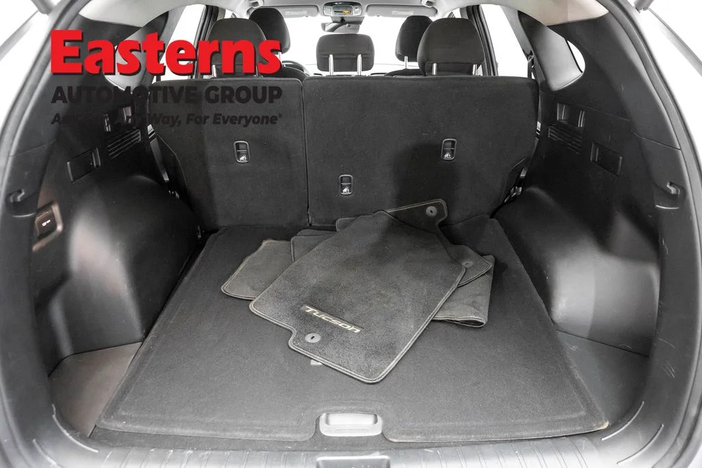 Used 2023 Silver Hyundai SEL image 9