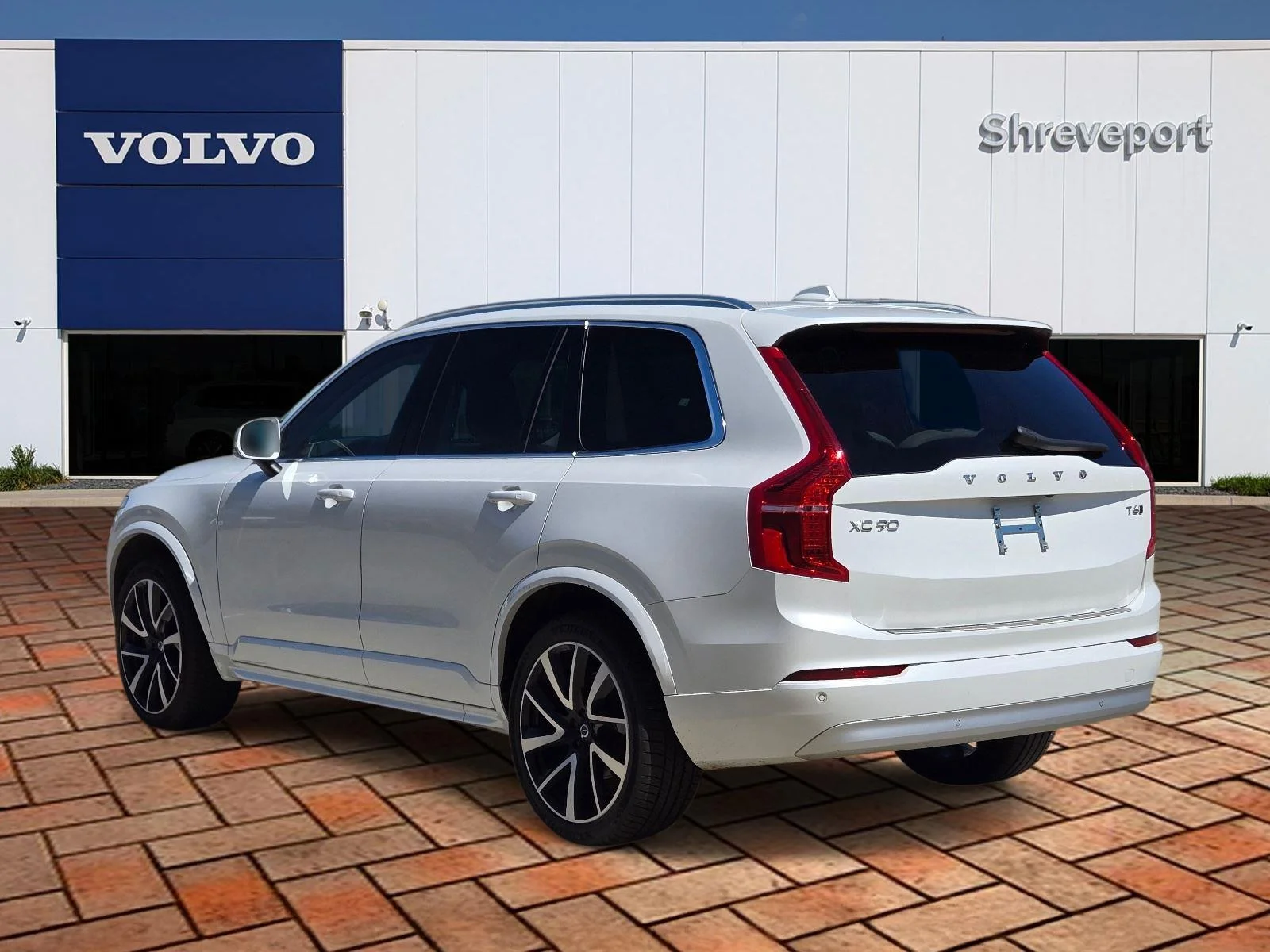 Used 2022 Crystal White Metallic Volvo Momentum image 6