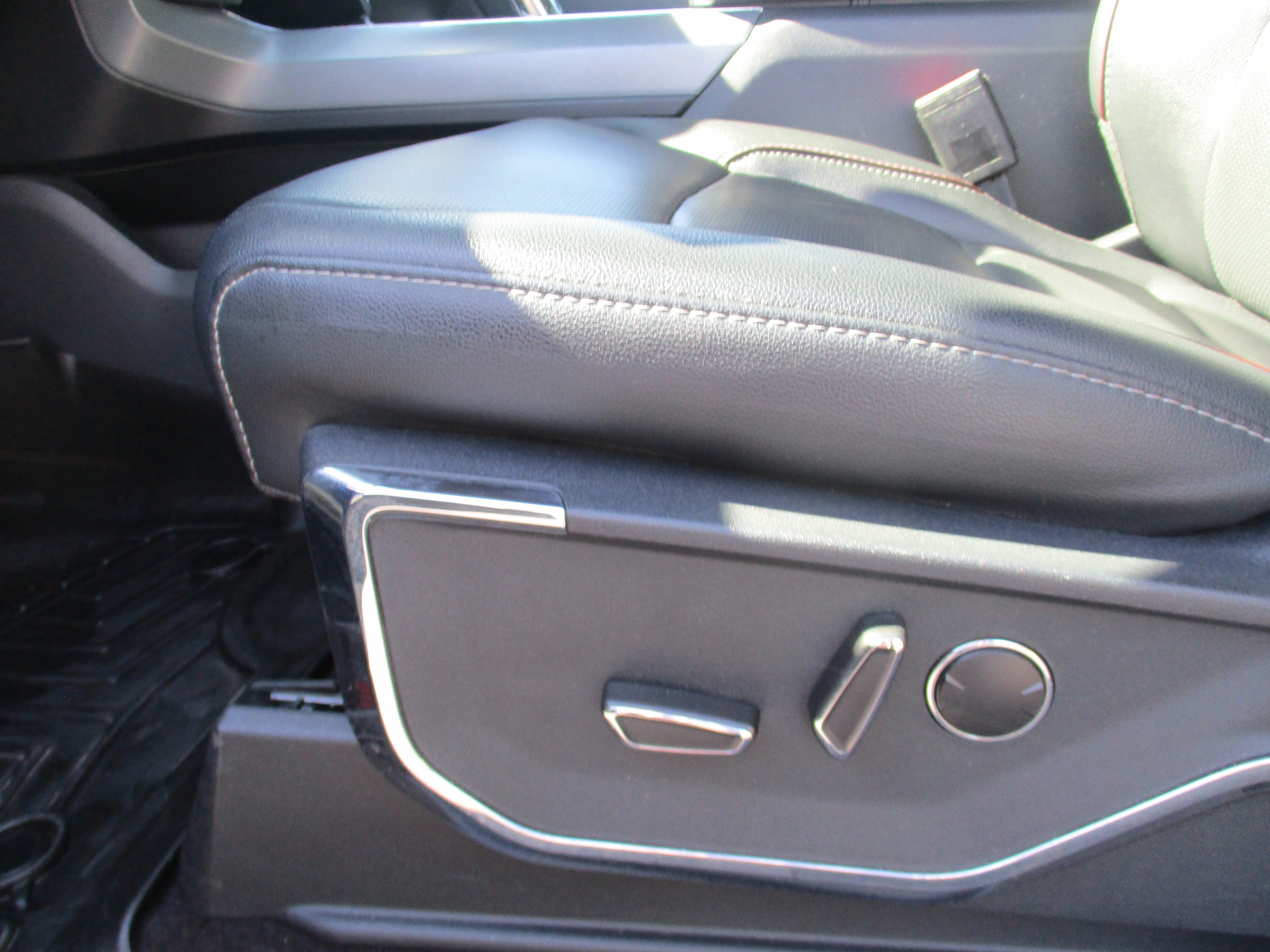Used 2023 Azure Gray Metallic Tri-Coat Ford LARIAT image 32