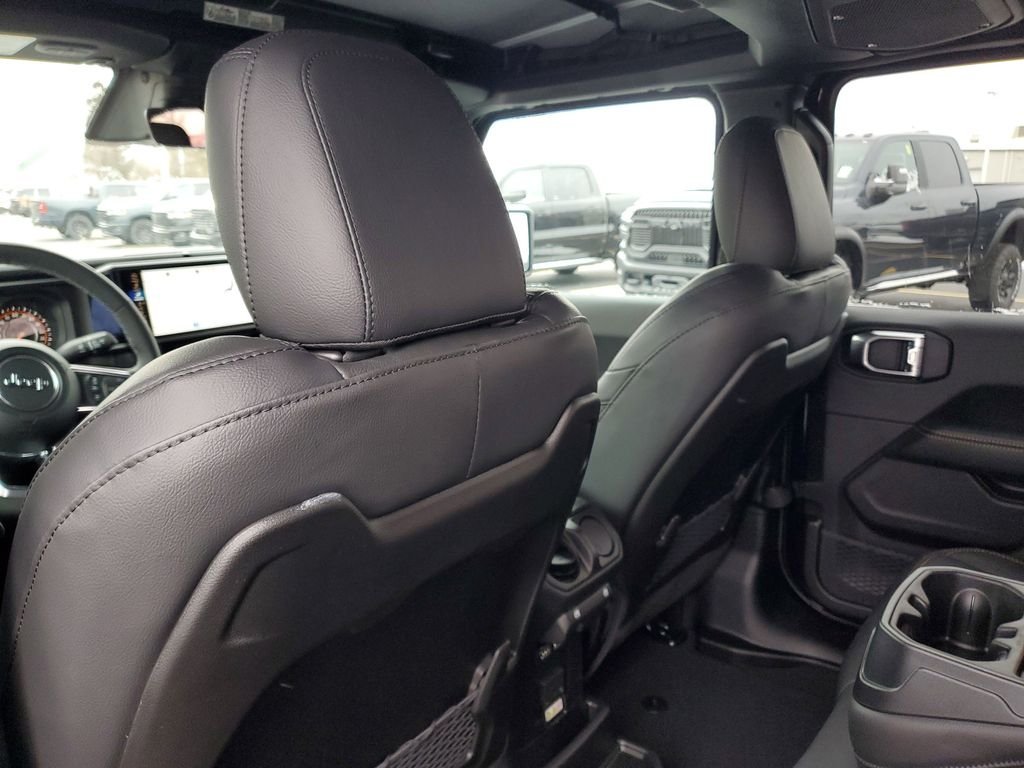 New 2026 Black Clear-Coat Exterior Paint Jeep Sahara image 9