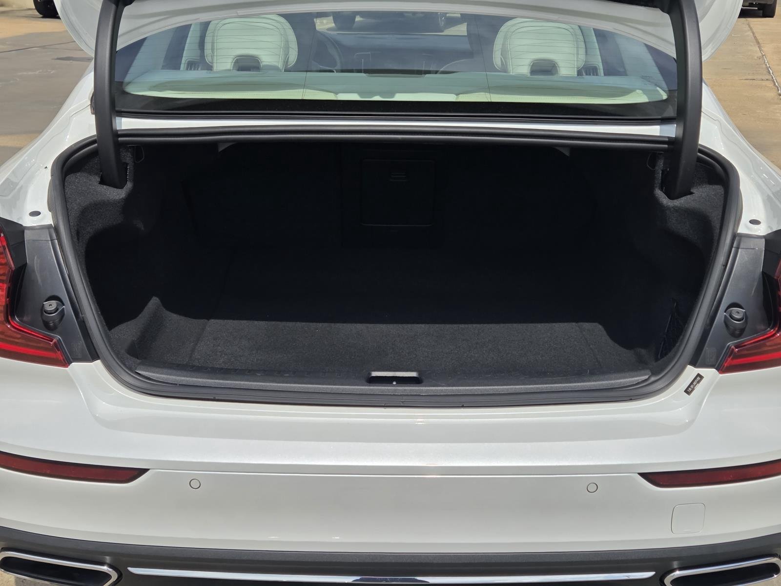 Used 2022 Crystal White Metallic Volvo Inscription image 10