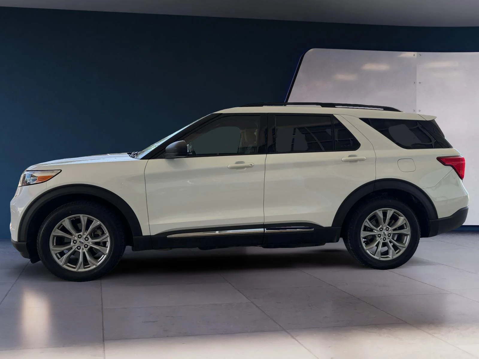 Used 2021 Star White Metallic Tri-Coat Ford XLT image 2