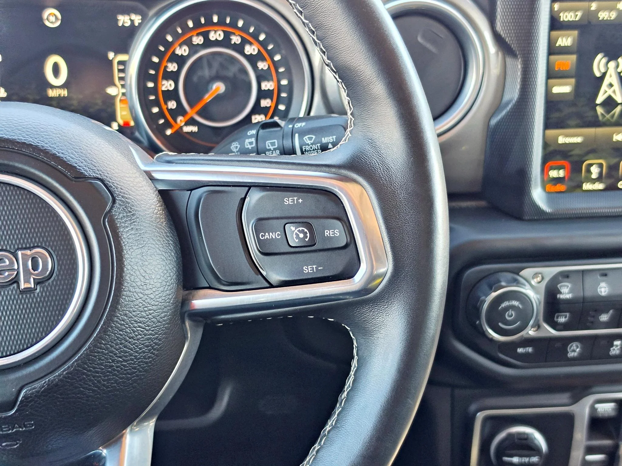 Used 2018 Punkn Metallic Clearcoat Jeep Sahara image 15