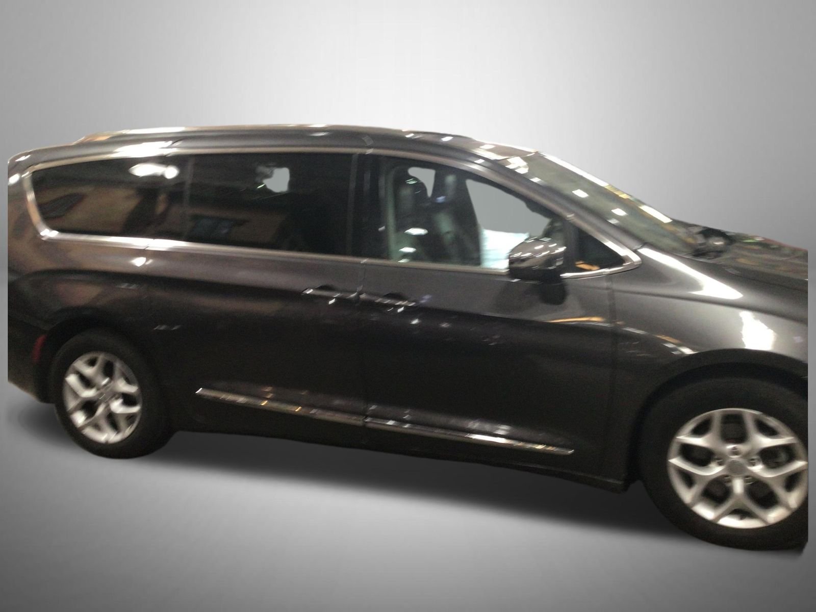 Used 2020 Gray Chrysler Limited image 3