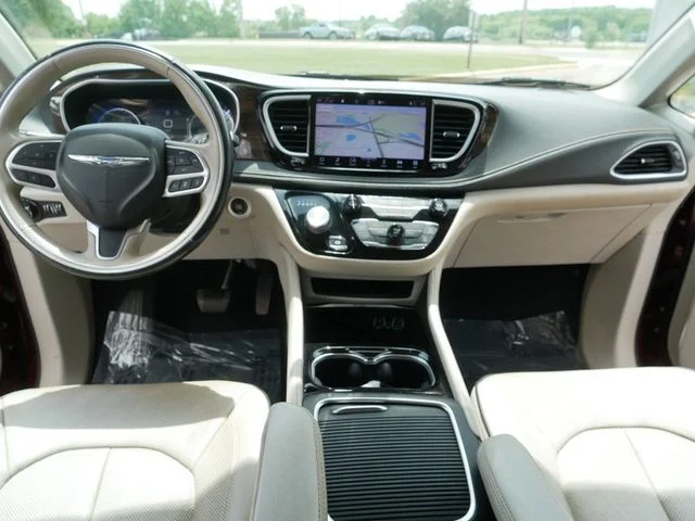 Used 2021 Velvet Chrysler Limited image 23