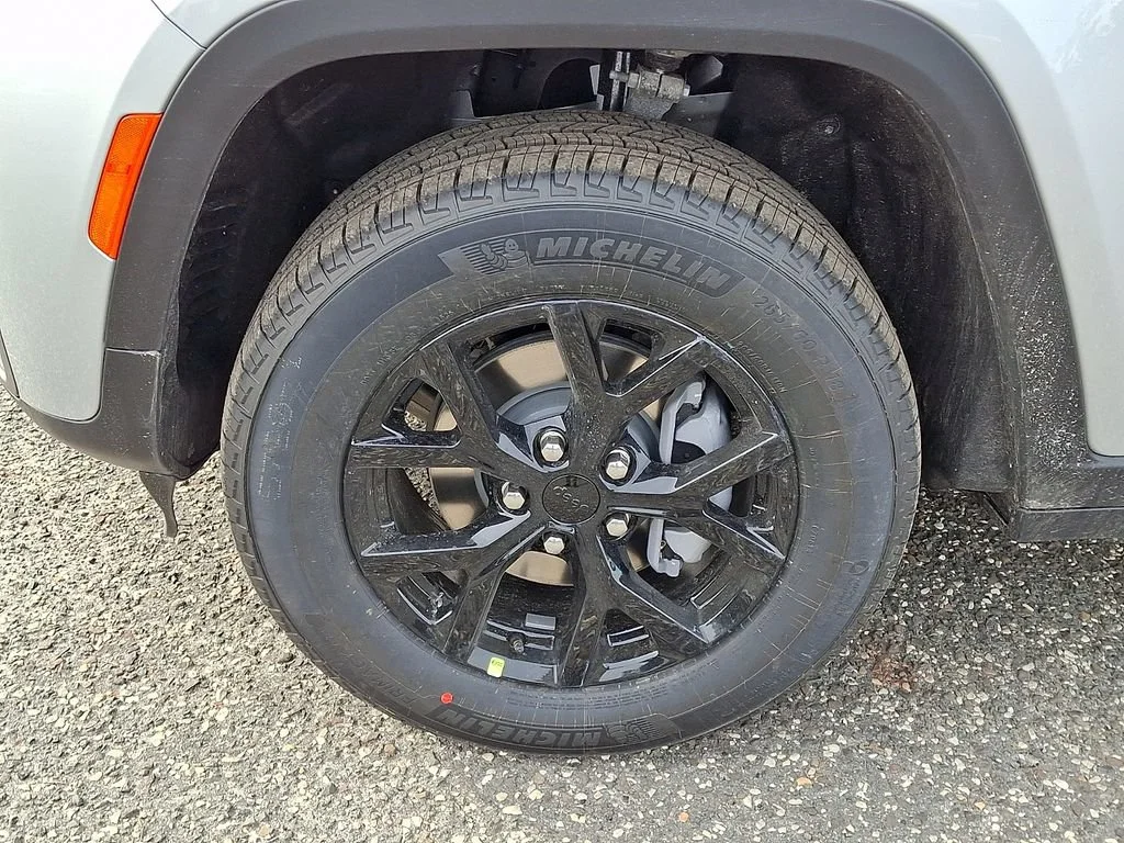 New 2026 Silver Zynith Jeep Laredo Altitude image 19