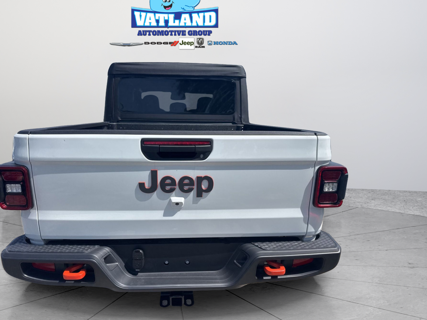 New 2026 Bright White Clear-Coat Exterior Paint Jeep Mojave image 37
