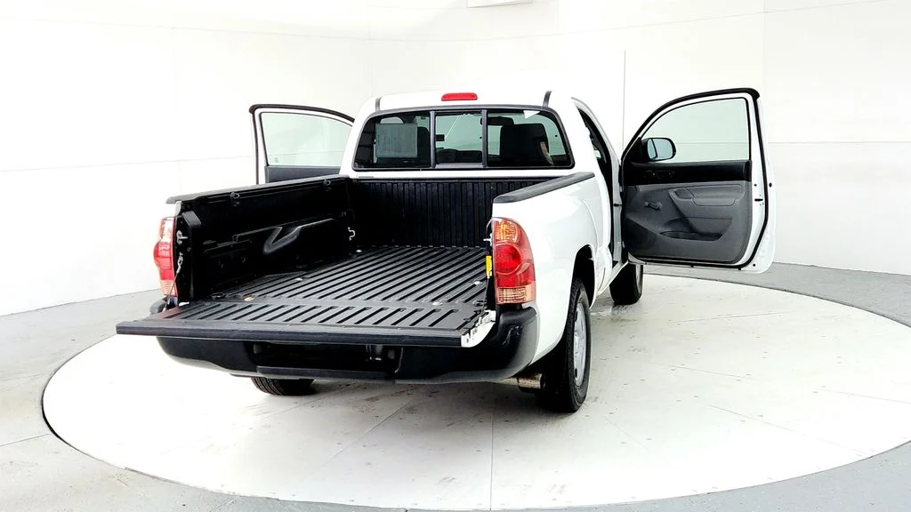 Used 2014 White Toyota Base image 11