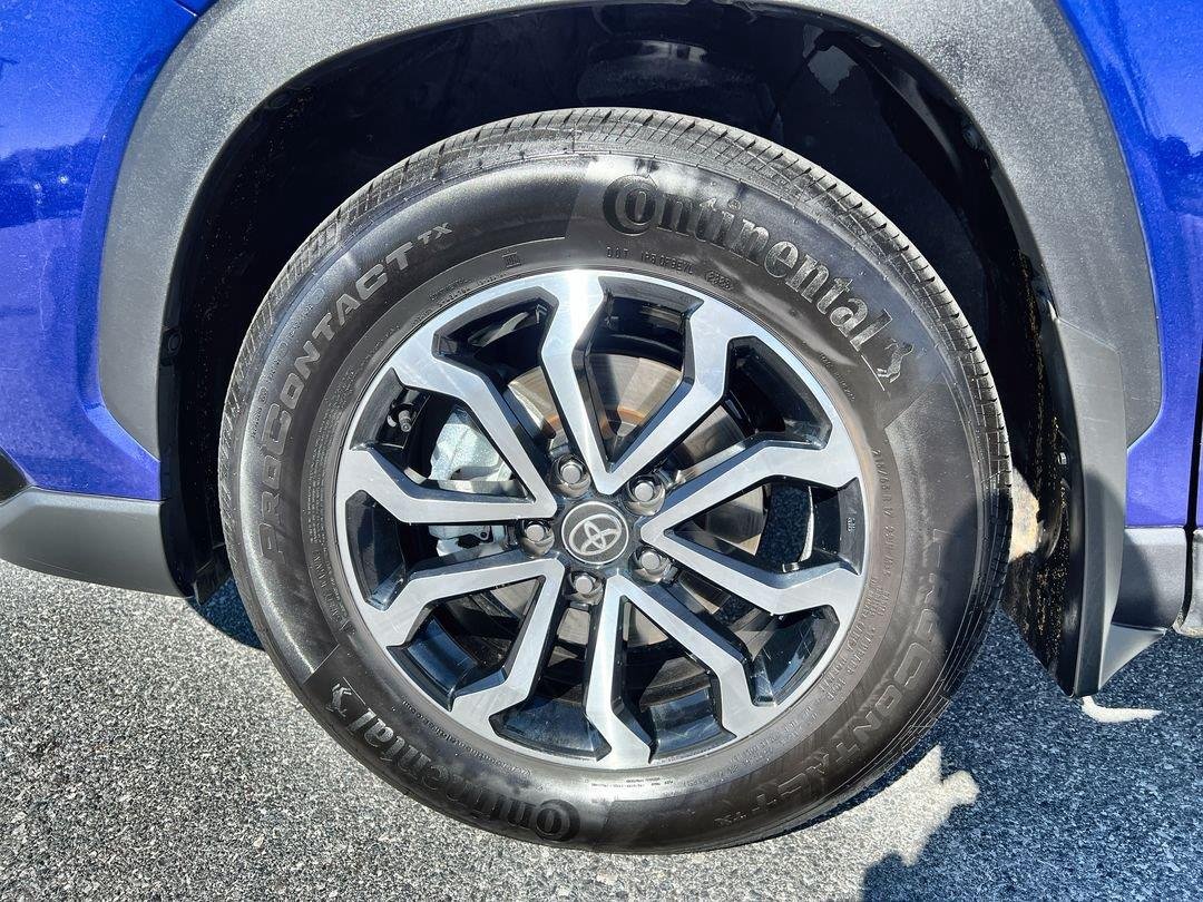 Used 2025 Blue Crush Metallic w/Jet Black Roof Toyota Hybrid SE image 11