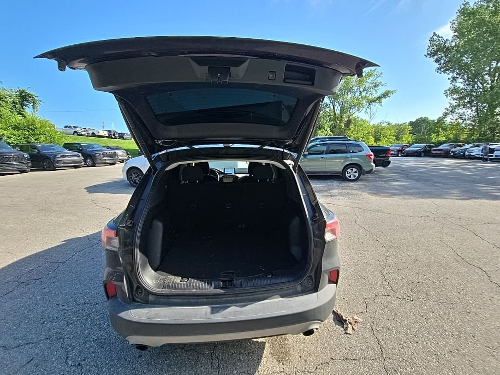 Used 2022 Black Ford SE image 19