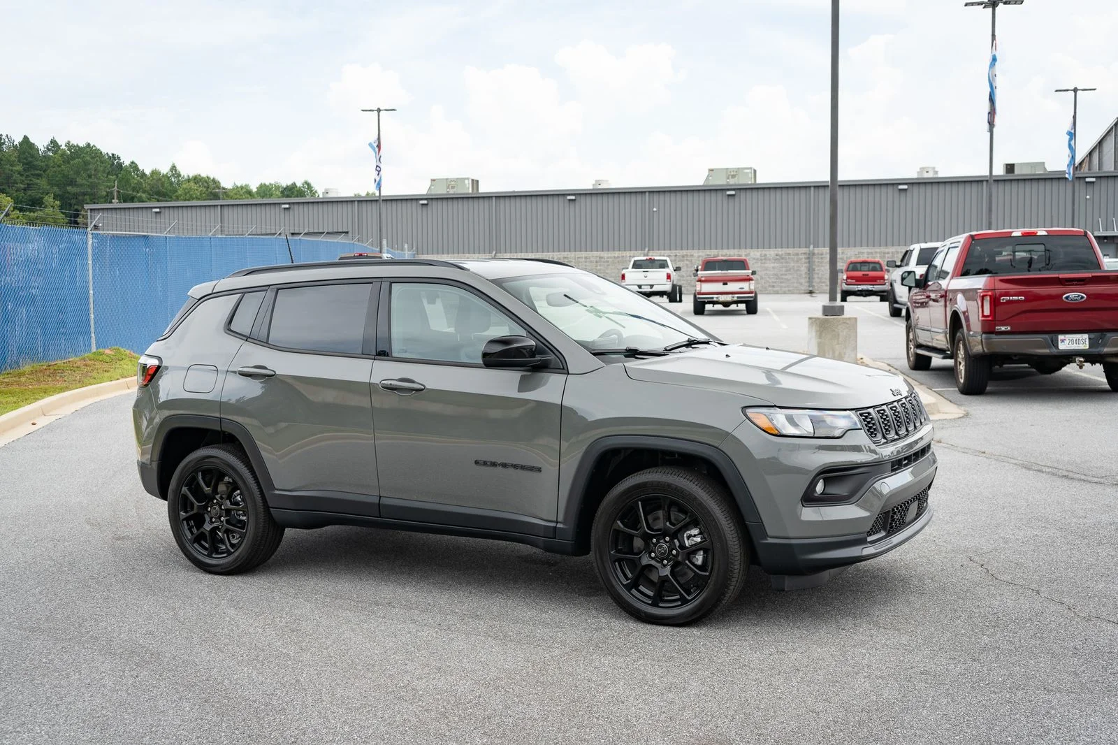 New 2026 Sting-Gray Clear-Coat Exterior Paint Jeep Latitude image 12