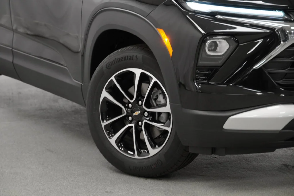 New 2026 Mosaic Black Metallic Chevrolet LT image 8