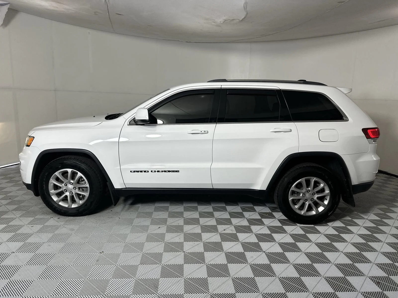 Used 2021 White Jeep Laredo E image 5