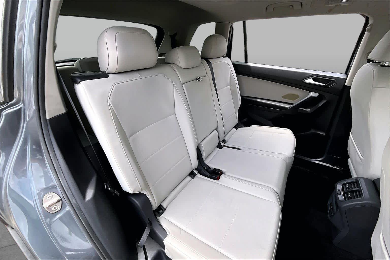 Used 2019 Platinum Gray Metallic Volkswagen SE image 17