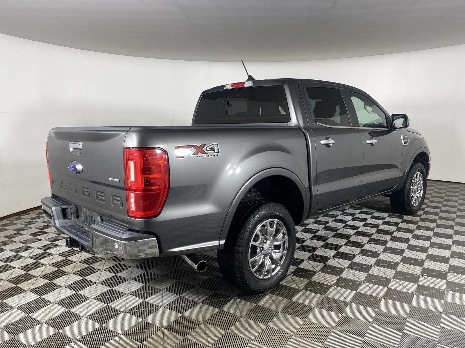 Used 2019 Magnetic Ford LARIAT image 17