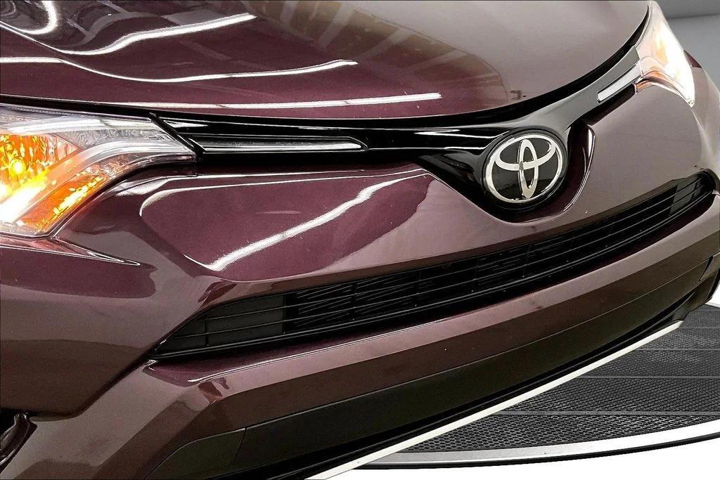 Used 2018 Black Toyota XLE image 32