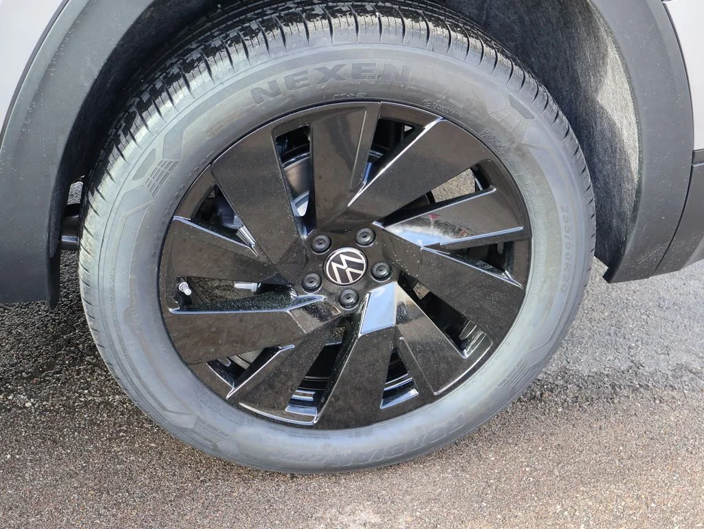 New 2026 Silver Volkswagen 2.0T SE w/Technology image 39