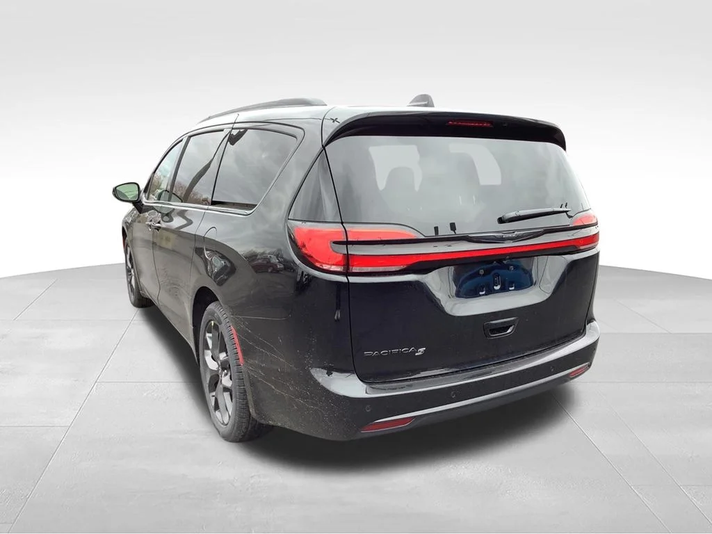 New 2026 Diamond Black Crystal Pearl-Coat Exterior Paint Chrysler Select image 5