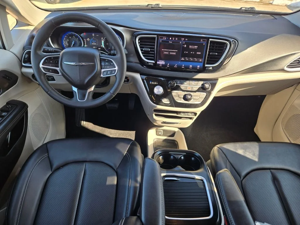 Used 2024 Silver Chrysler Touring L image 16