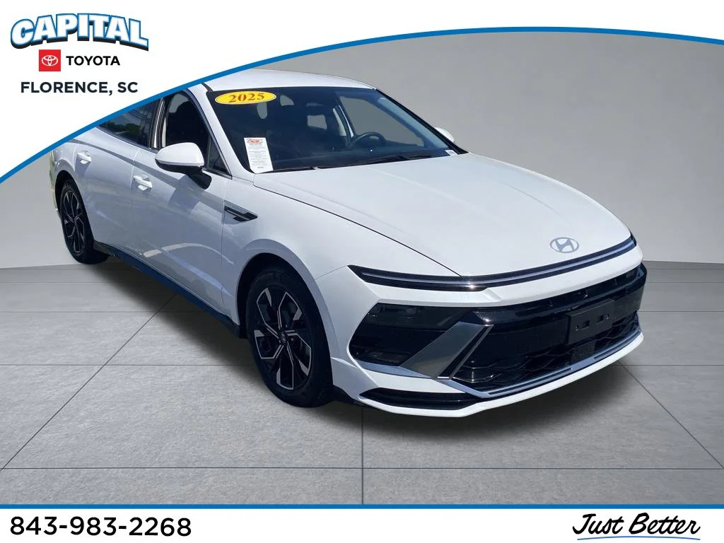 Used 2025 White Hyundai SEL image 1