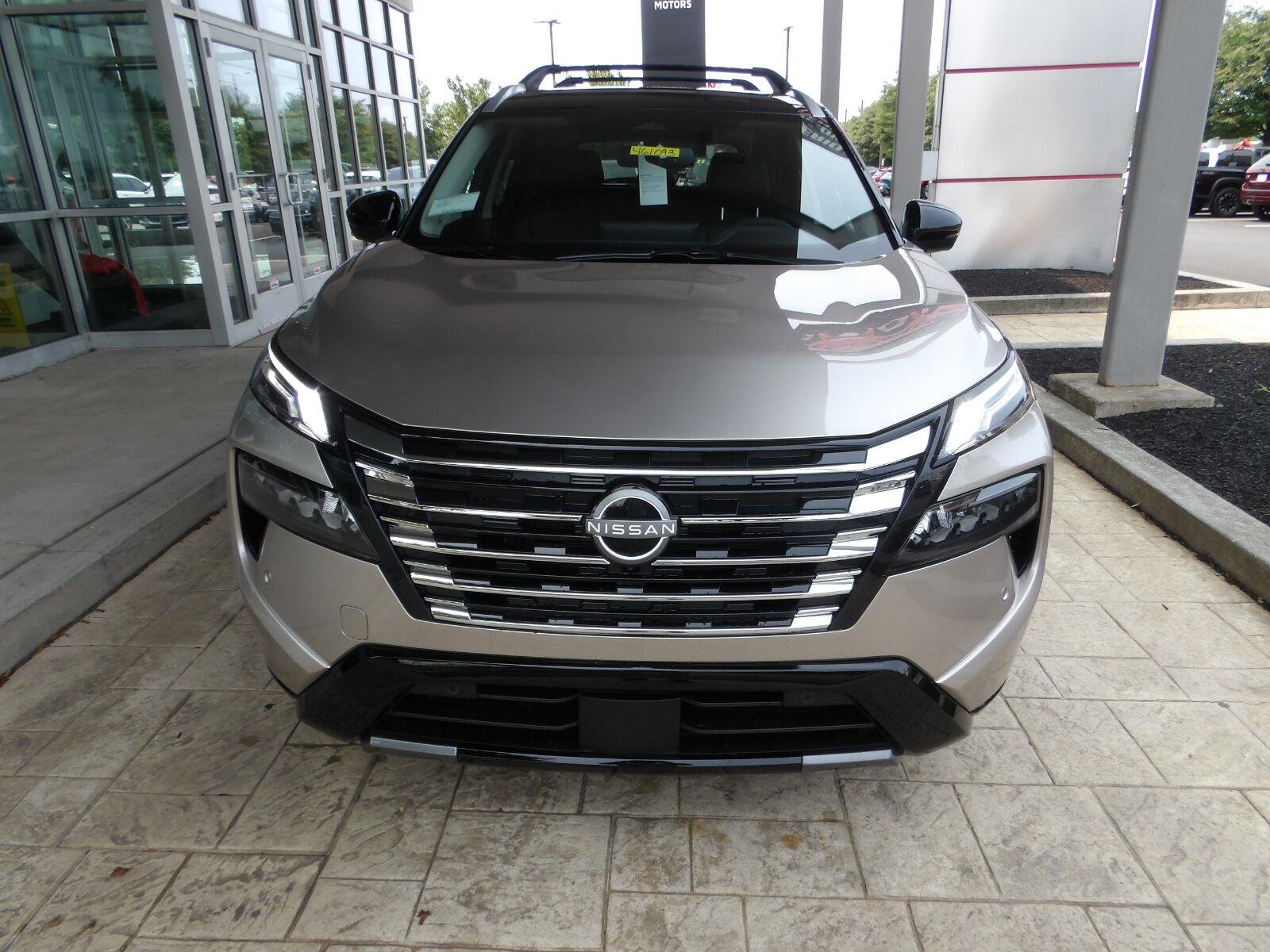 New 2026 Champagne Silver Metallic / Super Black Two-tone Nissan Platinum image 2