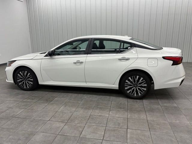 Used 2025 White Nissan 2.5 SV image 6