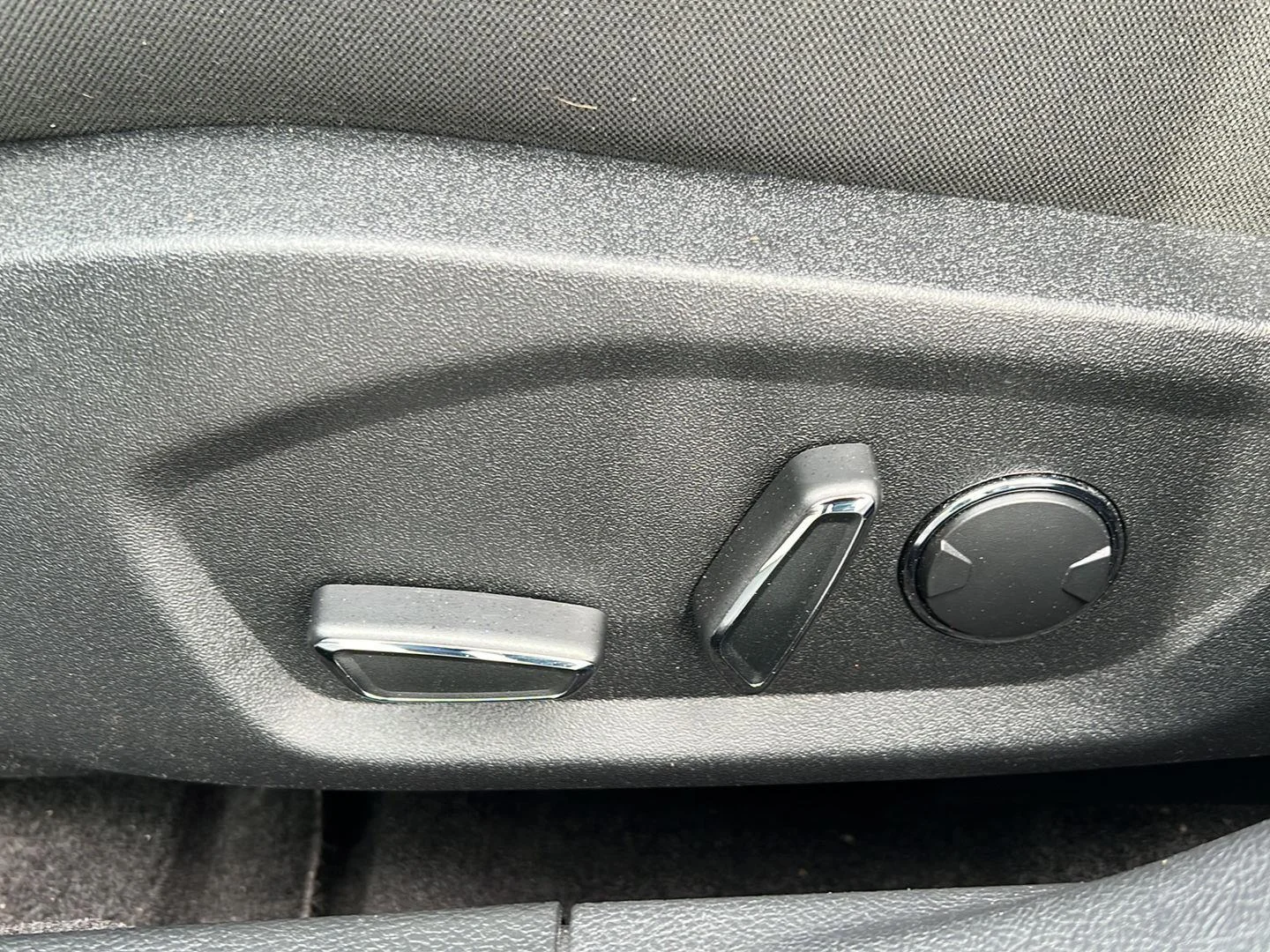 Used 2018 Shadow Black Ford SE image 6