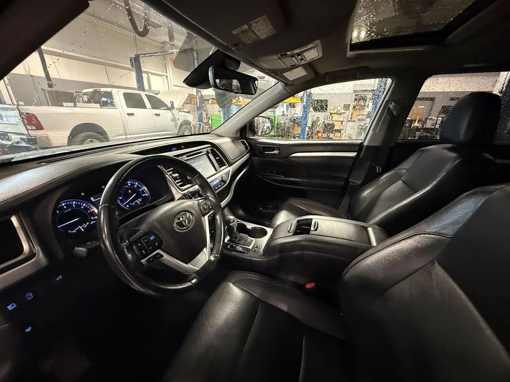 Used 2019 Silver Toyota XLE image 22