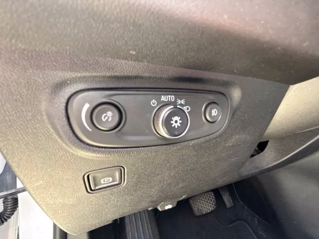 Used 2019 White GMC SLT image 28