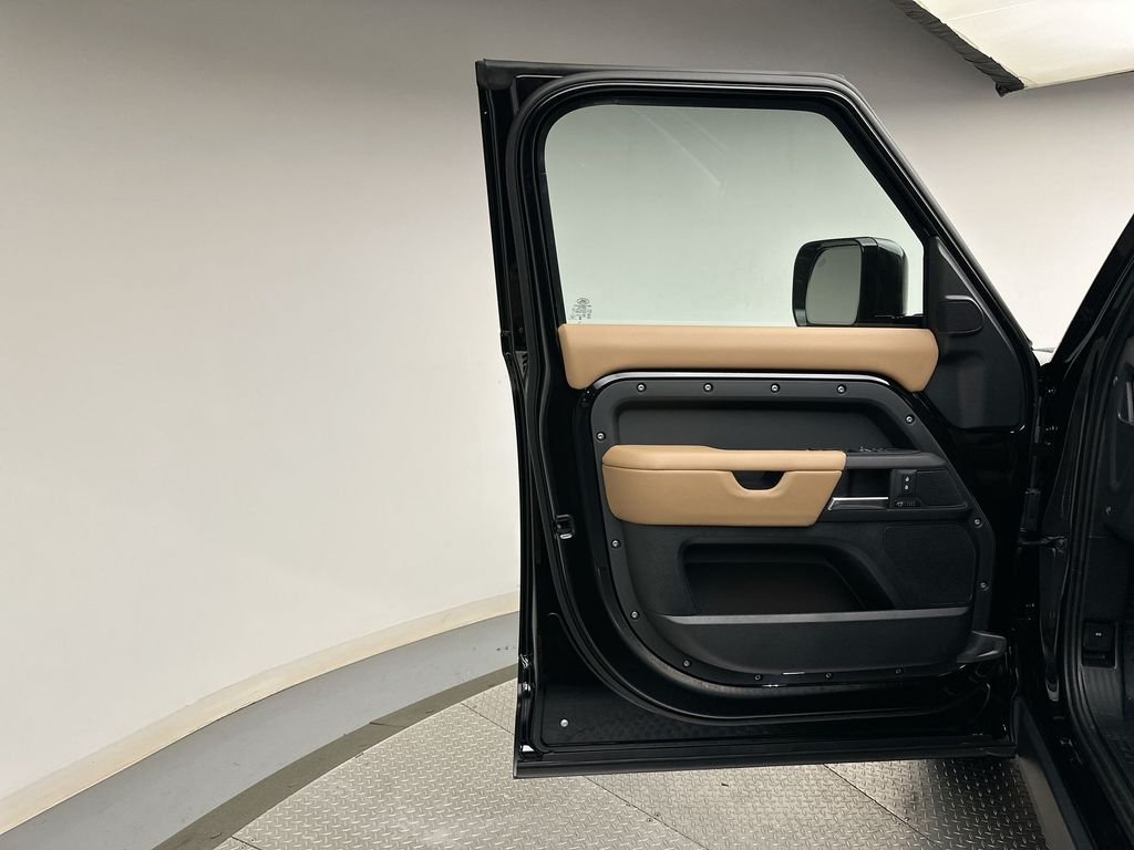 Used 2025 Santorini Black Metallic Land Rover X-Dynamic SE image 6