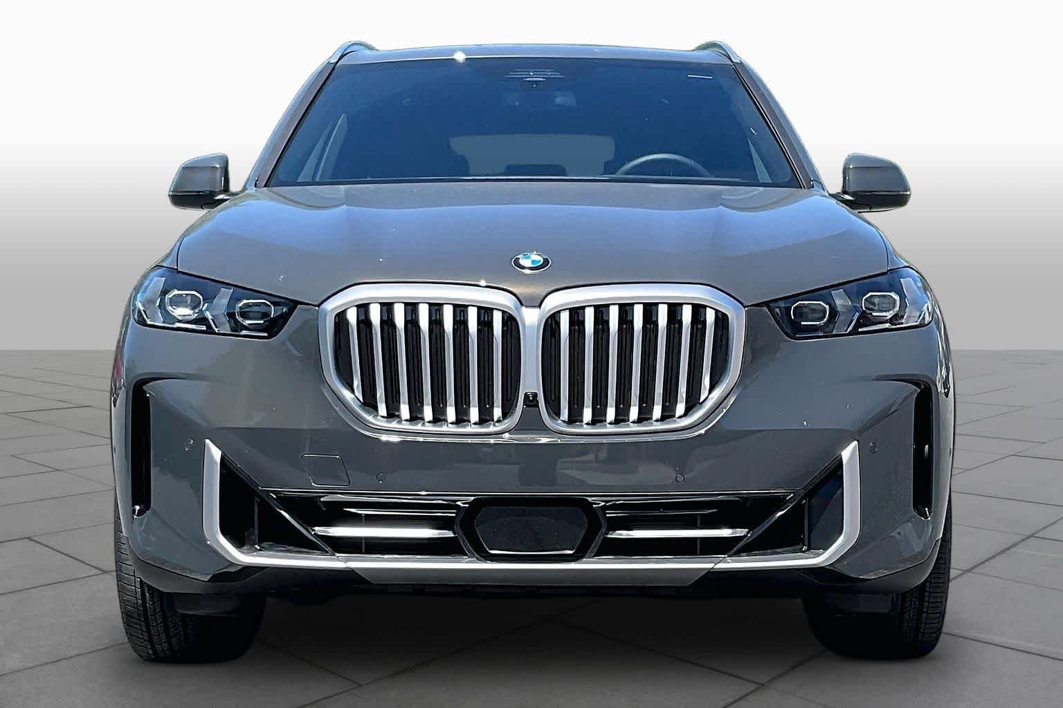 New 2026 Dravit Grey Metallic BMW xDrive40i image 3
