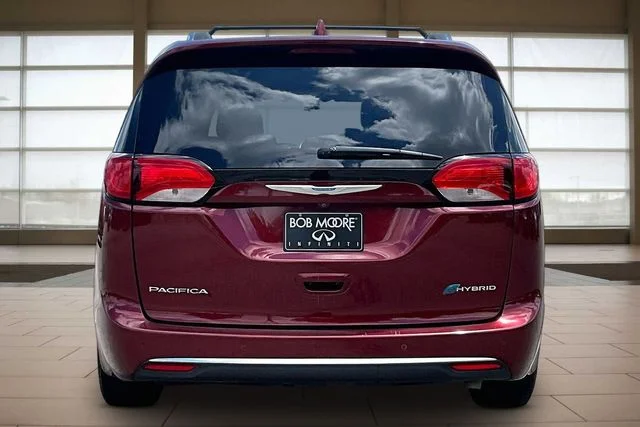 Used 2018 Red Chrysler Limited image 4