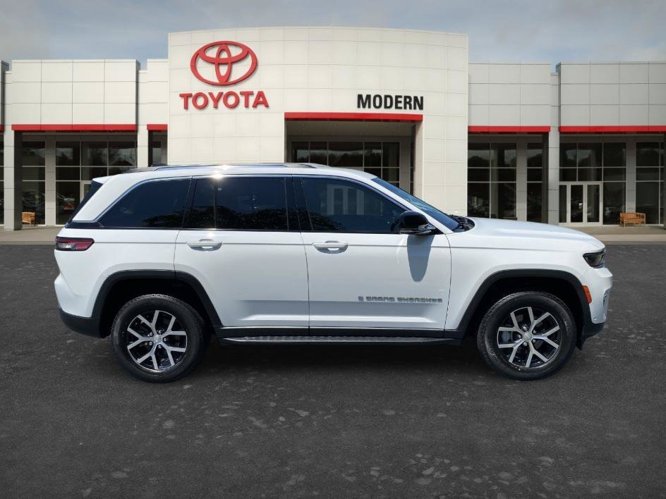 Used 2023 Bright White Clearcoat Jeep Limited image 4