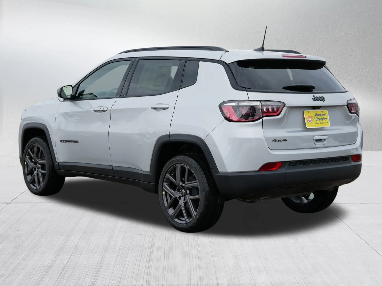 New 2026 Silver Zynith Metallic Clearcoat Jeep Latitude Altitude image 3