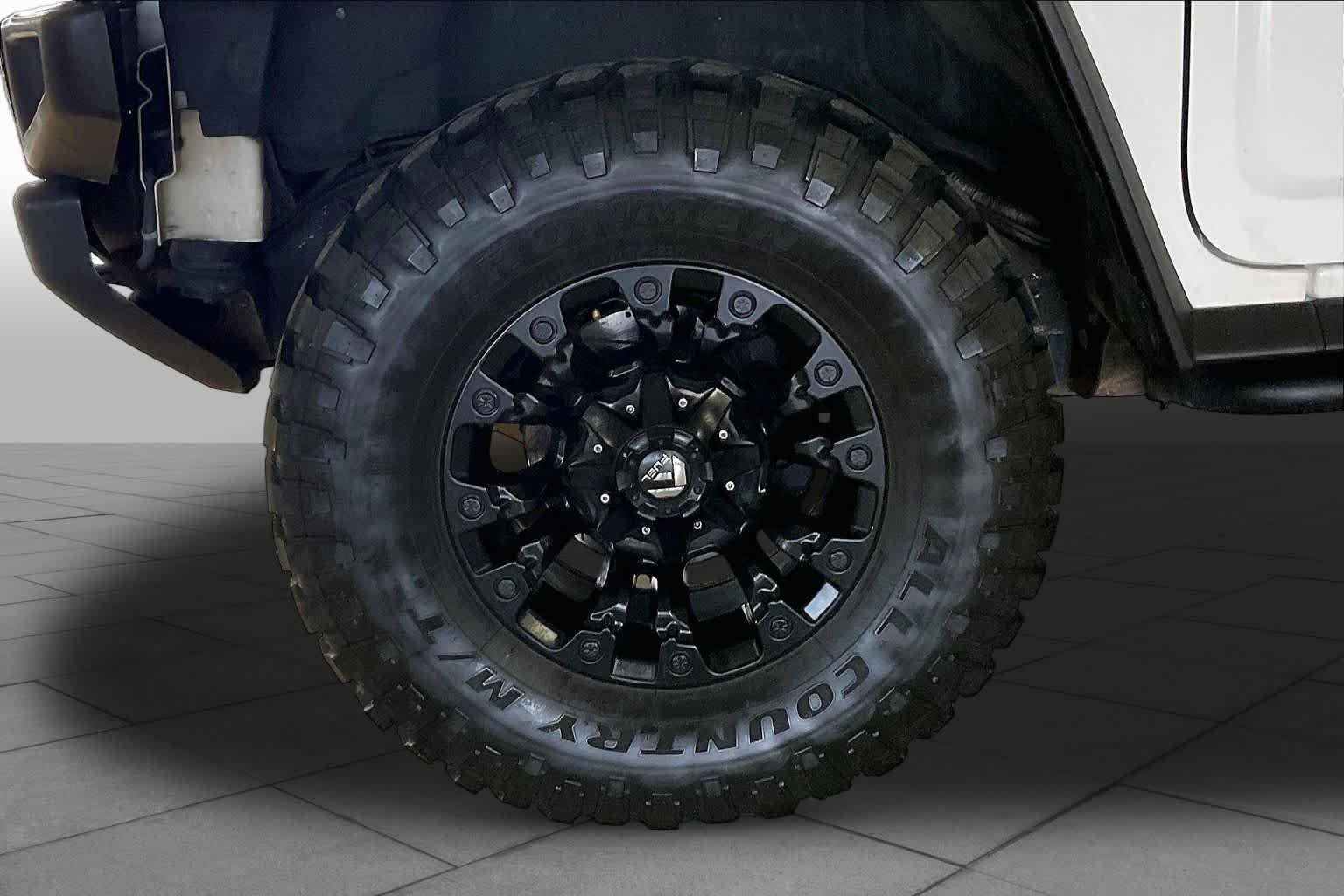 Used 2003 White HUMMER  image 9