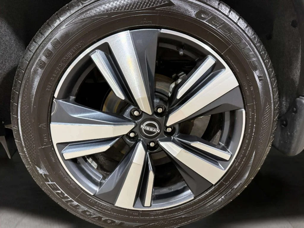 Certified Used 2023 Pearl White Tricoat/Super Black Nissan SL image 35
