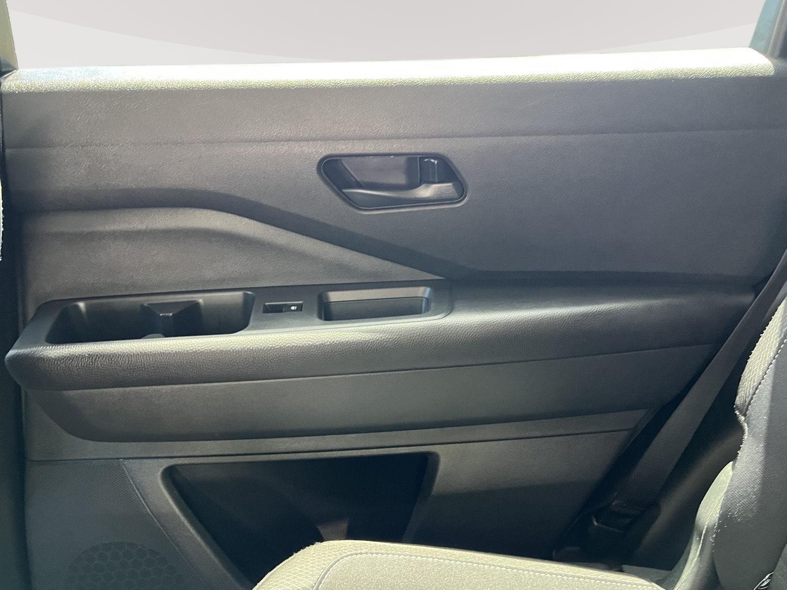 Used 2025 Glacier White Nissan S image 16