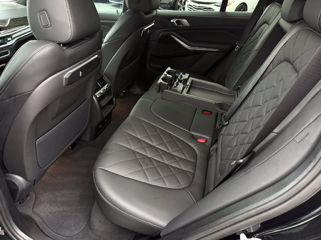 Used 2024  BMW sDrive40i image 19