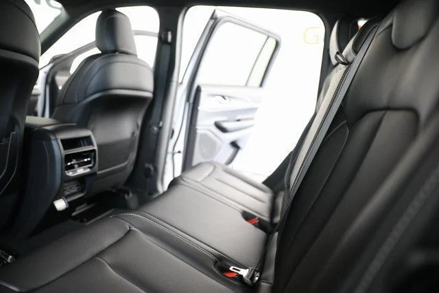 New 2025 Bright White Clear-Coat Exterior Paint Jeep Limited image 18