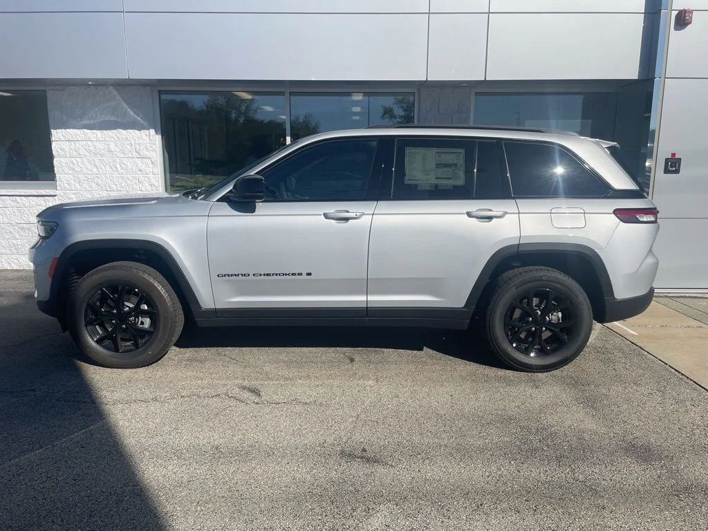New 2025 Silver Zynith Exterior Paint Jeep Altitude X image 3
