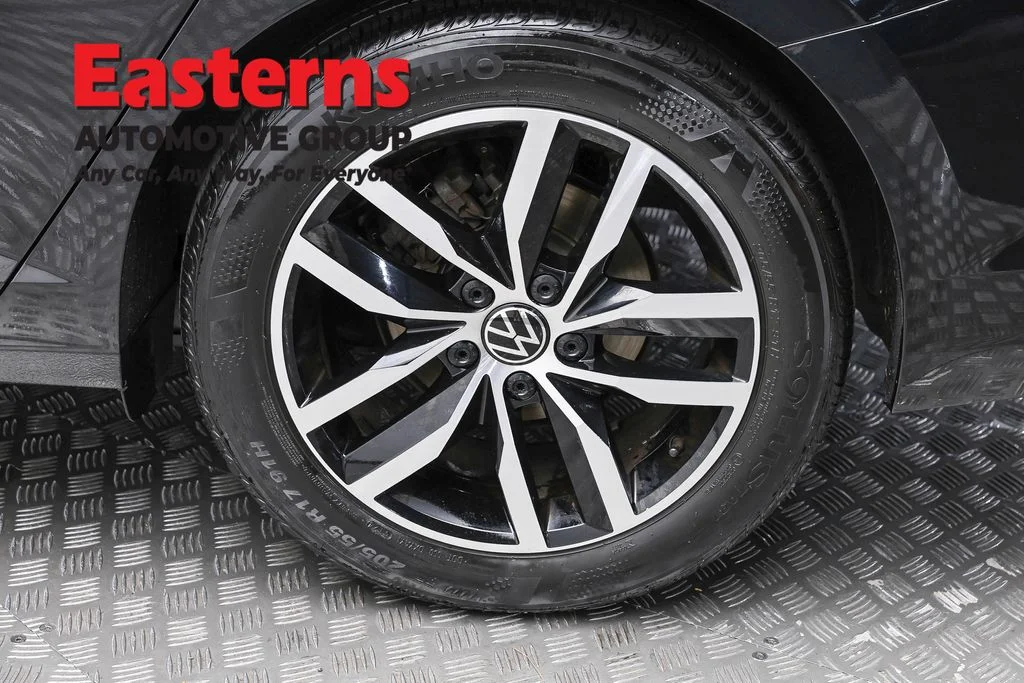Used 2025 Black Volkswagen 1.5T SE image 8