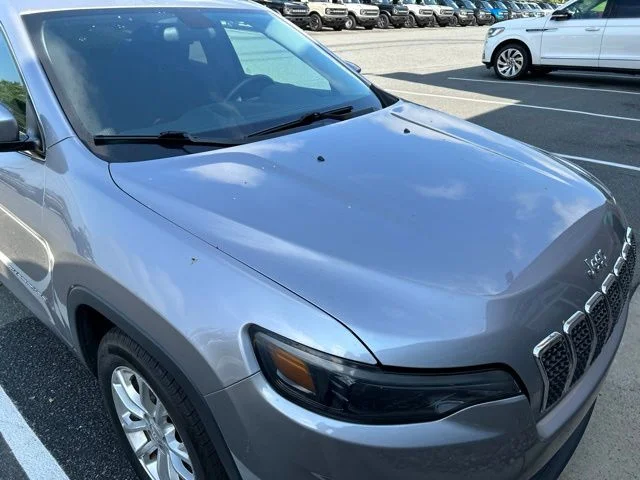 Used 2019 Silver Jeep Latitude image 9