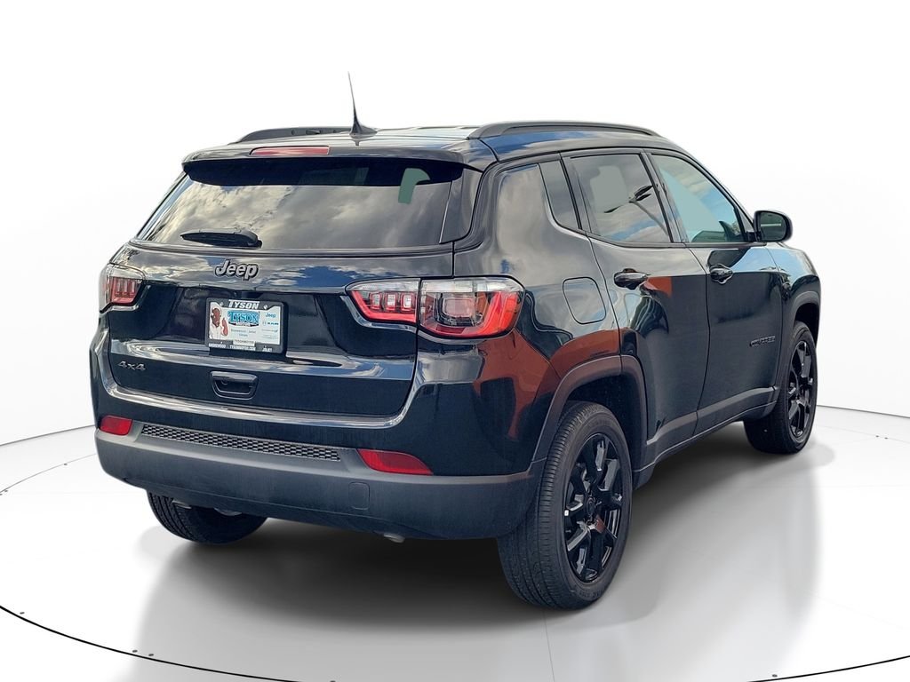 New 2026 Diamond Black Crystal Pearlcoat Jeep Latitude image 2