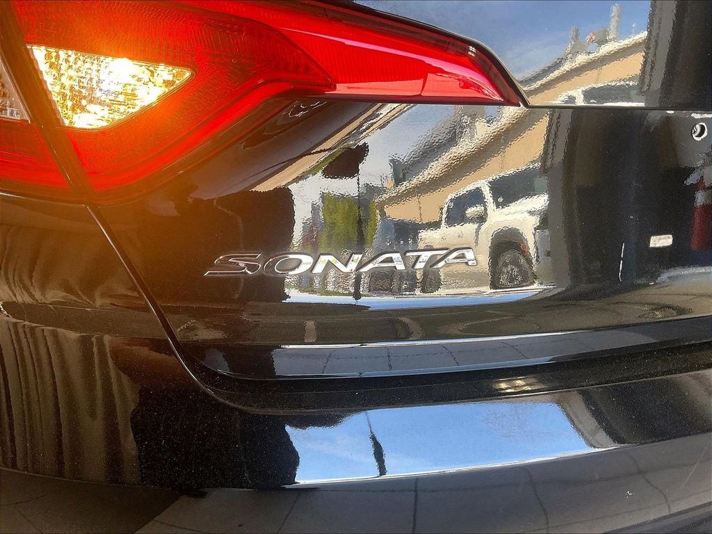 Used 2017 Black Hyundai SE image 28
