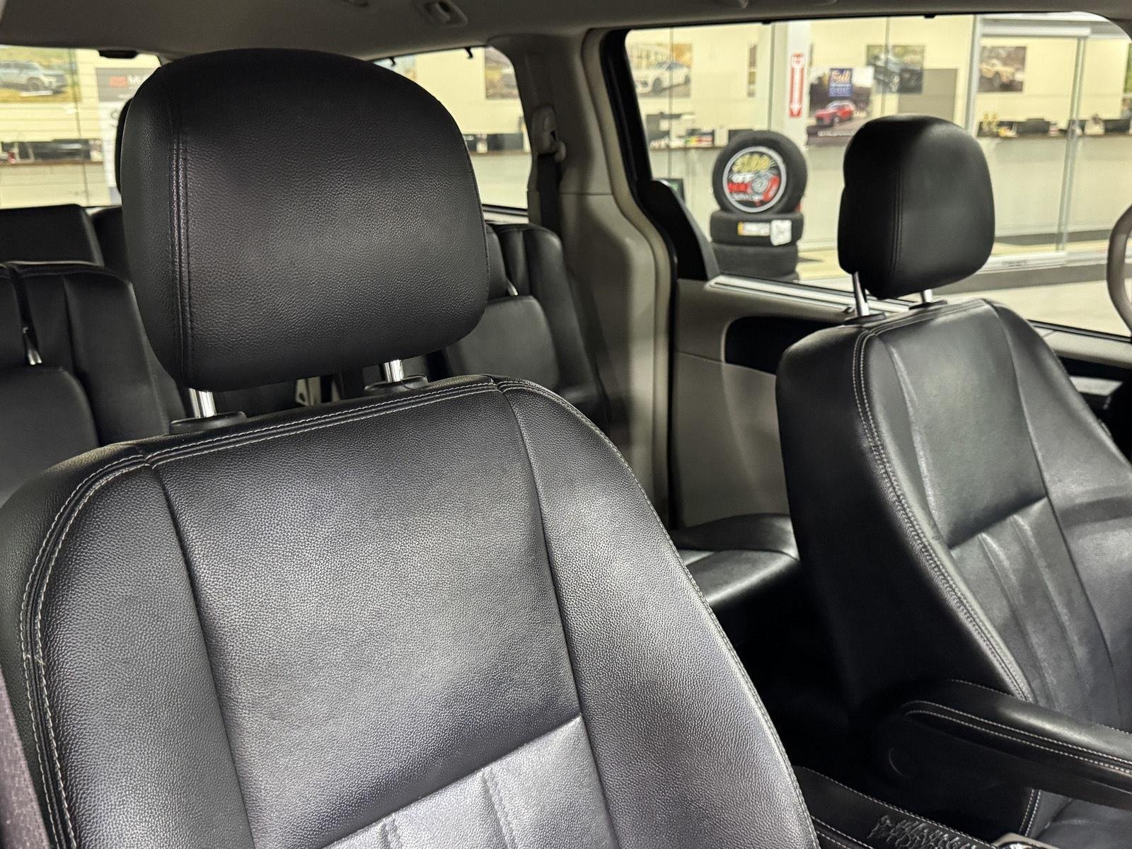 2016 Chrysler Town & Country Touring - Photo 17