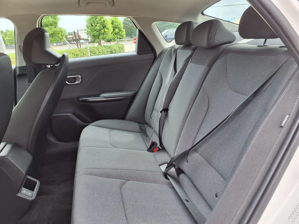 Used 2025 White Kia LXS image 17