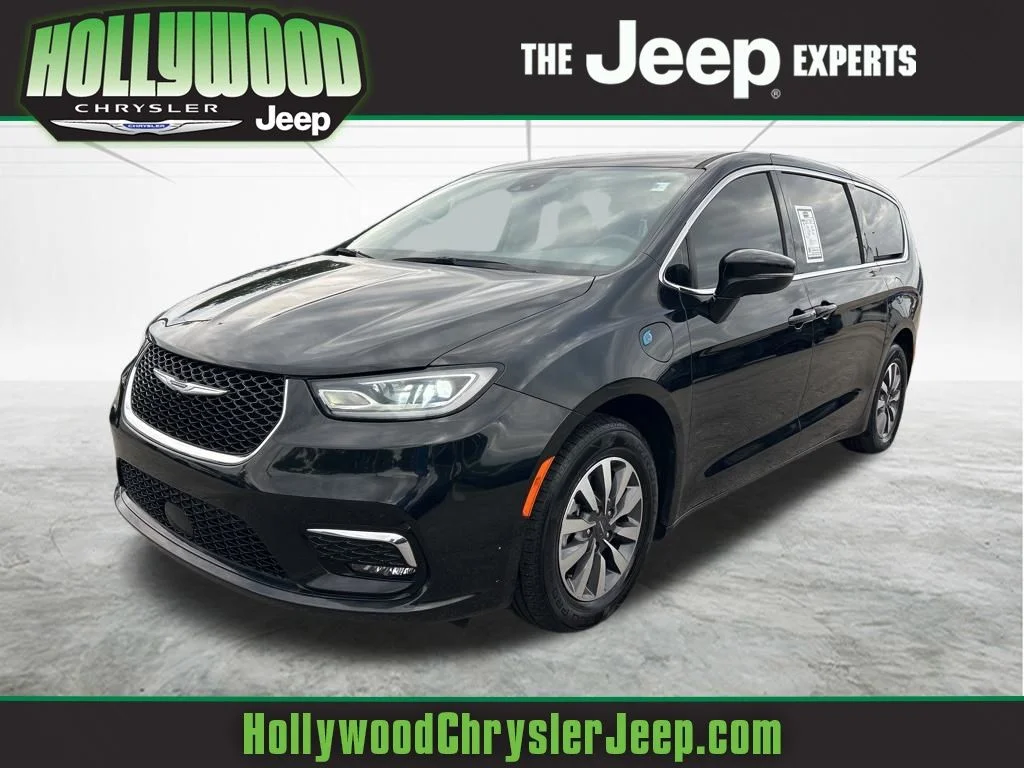 2022 Chrysler Pacifica Hybrid Touring L Hybrid's photo
